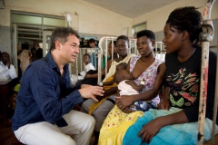 Uganda-Kinderspital-Zoran-Gespr.Frauen